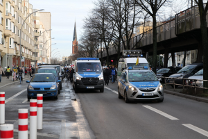 Teenager auf Roller fährt vor der Polizei davon und verliert die Kontrolle