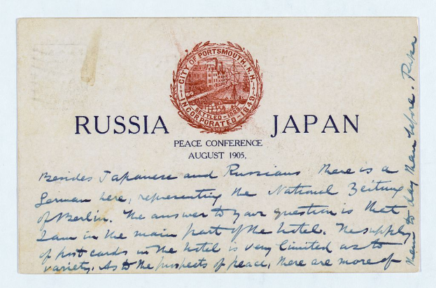 Ein Umschlag mit einer Briefmarke, die "Russland und Japan Friedenskonferenz" und ein Logo eines Gebäudes in der Mitte zeigt.