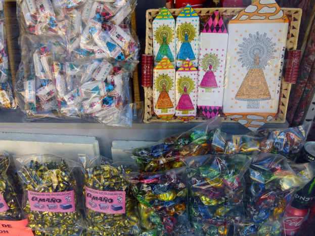 Ladenvitrine voller verschiedener Süßigkeiten, einschließlich Schokoladenpackungen und Flaschen.