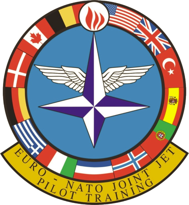 Blaues Rundlogo mit einem weißen Stern in der Mitte, umgeben von vier farbigen Flaggen, beschriftet mit 'NATO Joint Jet' in weißer Schrift.