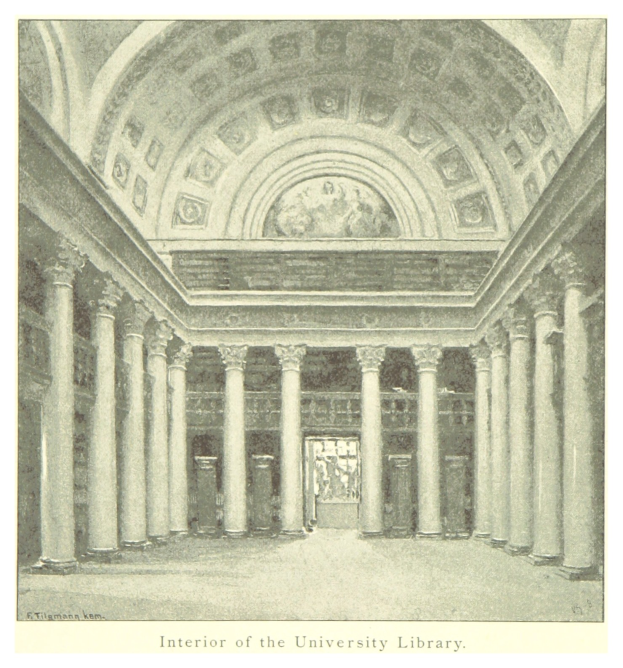 Großartiger Innenraum einer Universitätsbibliothek mit hohen Säulen und kunstvollen Deckenentwürfen, mit Text am unteren Rand, der das Ästhetische unterstreicht.