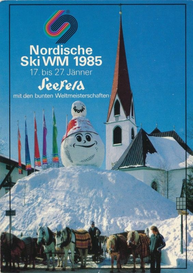 Plakat für die Nordischen Skiweltmeisterschaften 1985 in Seefeld, Schweiz, das eine schneebedeckte Landschaft mit Skifahrern, Pferden, Flaggen, Gebäuden, Bäumen und Text zeigt.