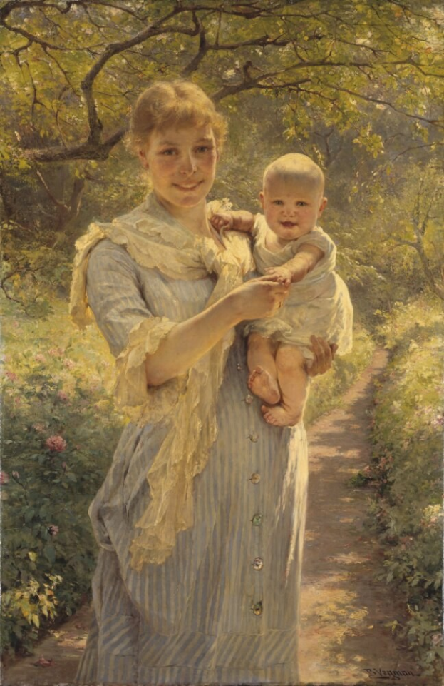 Eine Frau, die lächelt, während sie ein Baby hält, umgeben von grünem Blattwerk und bunten Blumen.