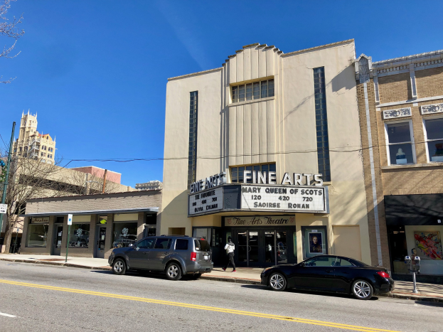 Außenansicht des Feinschmecker-Theaters in St. Louis, Missouri, mit einer Straße, Fahrzeugen, einem Fußgänger, einer Litfaßsäule, Bäumen, Gebäuden und Himmel.