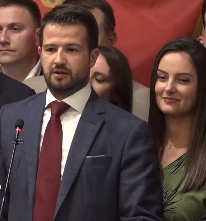 Schwarze und weiße Titelseite einer deutschen Zeitung vom 13. November 1939 mit der Schlagzeile "Weitpreubliche Zeitung" und einem Foto von Menschen in traditioneller deutscher Tracht in einer feierlichen Umgebung.