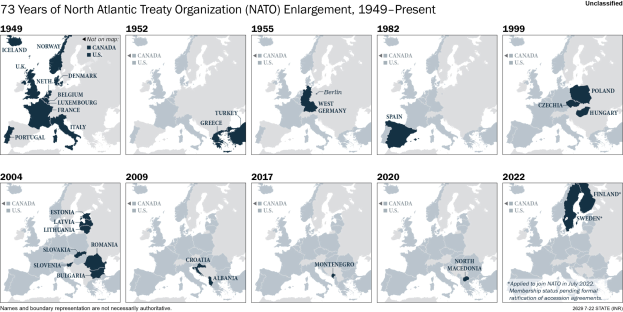 Eine Karte, die die 73-jährige Erweiterung der Nordatlantikvertragsorganisation (NATO) von 1949 bis heute zeigt, mit farblich kodierten Regionen nach Jahren und textuellen Informationen oben.