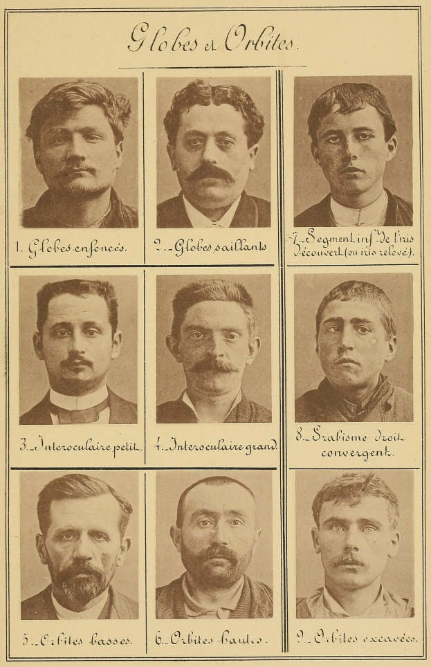 Schwarze und weiße Fotografie einer Gruppe von schnurrbärtigen Männern mit verschiedenen Gesichtsausdrücken, begleitet von Text.