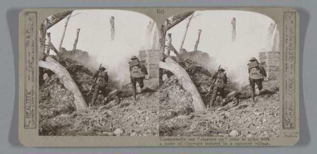 Schwarz-weiß-Foto von bewaffneten Männern in Helmen, die vor einer Wand mit verstreuten Holzscheiten und Steinen stehen, mit Untertext am unteren Rand.